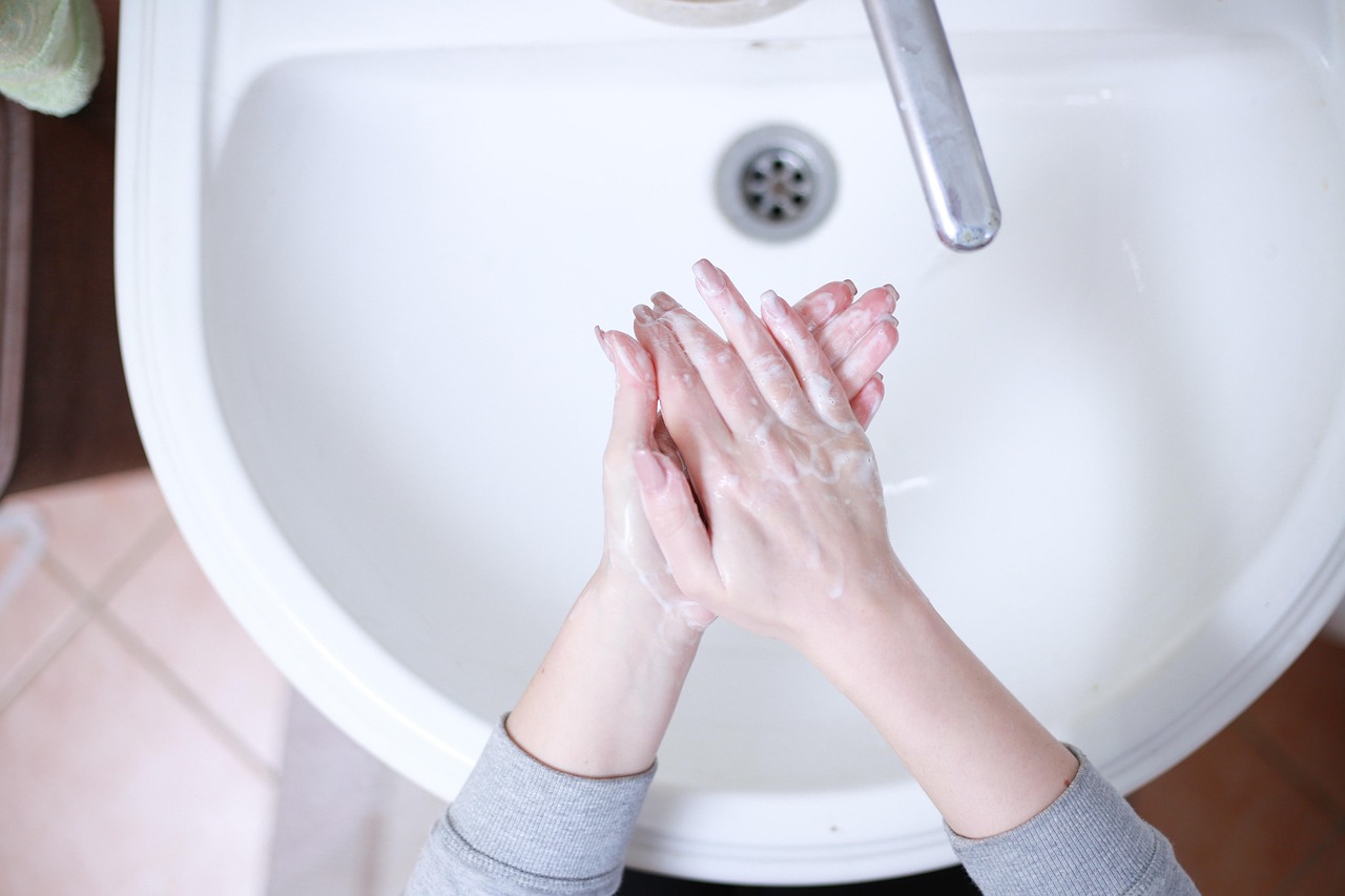制汗剤はスプレーとスティックどっちが効果的？