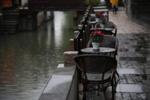 雨の日に服に臭いがつく防止策は？