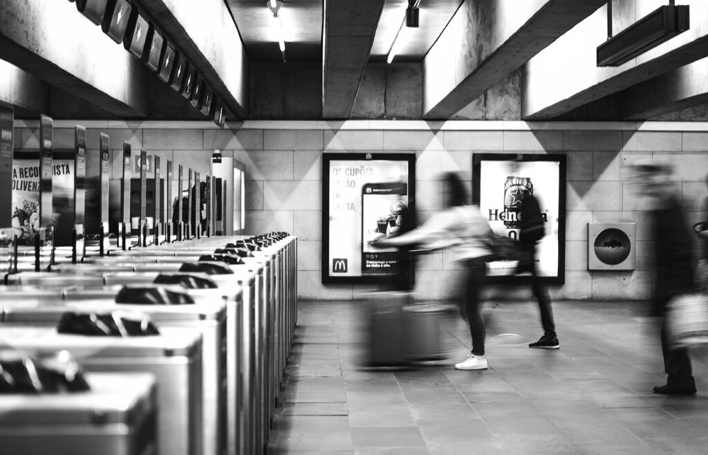 仕事帰りのデートでの待ち合わせ駅の匂い対策は？