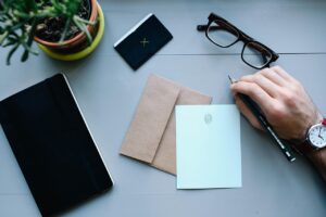 仕事帰りのデートで手をつなぐ時の手汗対策は？