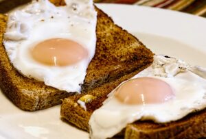 夜遅い食事が体臭を増える原因？効果的な対策とは？